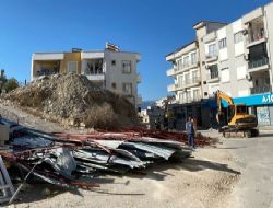 Mut'ta �iddetli f�rt�nadan �at� yola d��t�